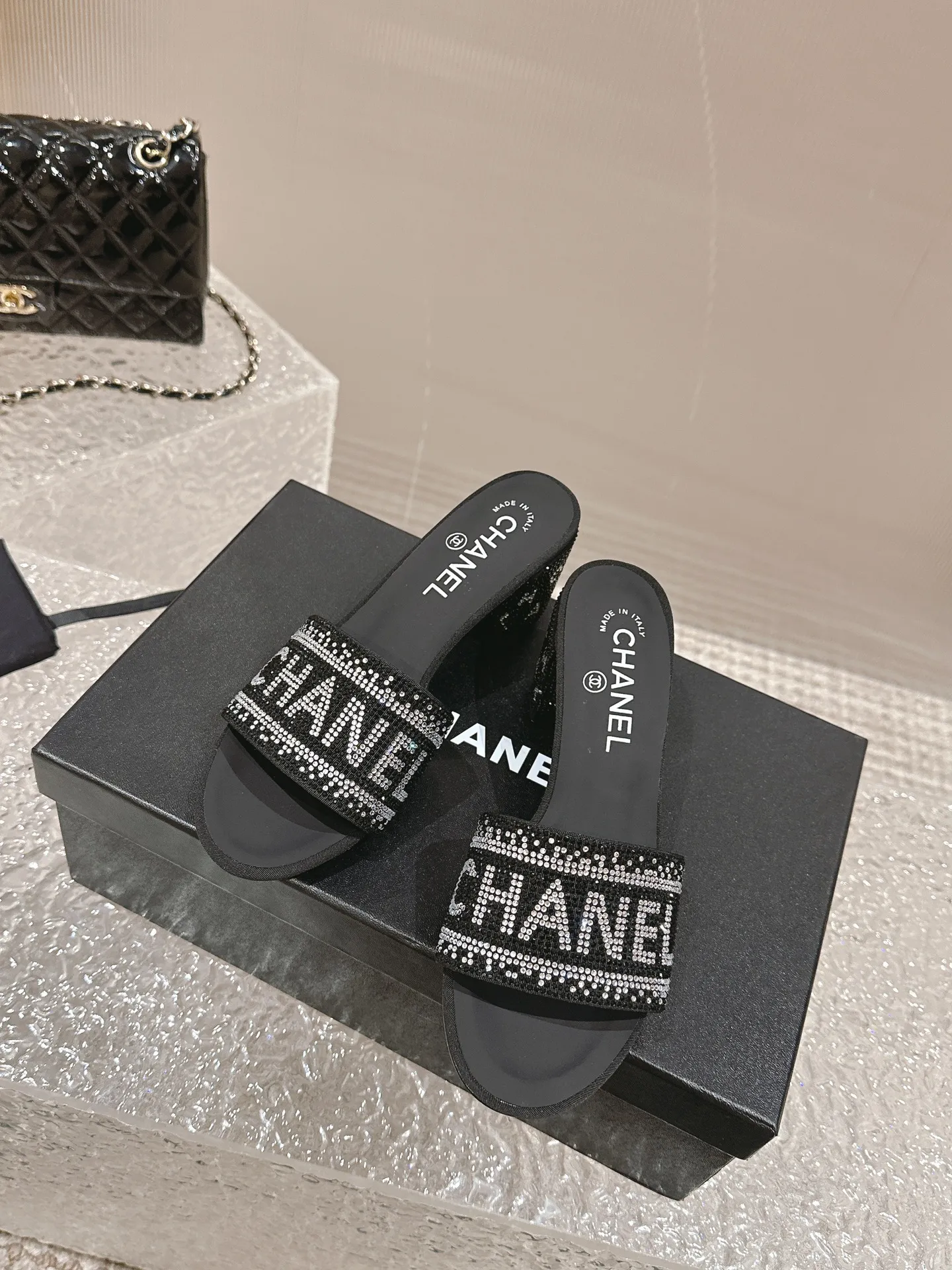 👟👟Ex-factory price 460👟👟 Xiaoxiang Chanel rhinestone slippers with large black rhinestone letters, these really blingbling slippers are full of diamonds. They are both classic and artistic, and can be styled as you like on the street every day. The characteristic is that the hot diamonds are particularly shiny. They are made with heavy craftsmanship and are not easy to fall off. They have a sexy and versatile temperament for ladies. Color: black, white. Heel height 5 cm. 35-41